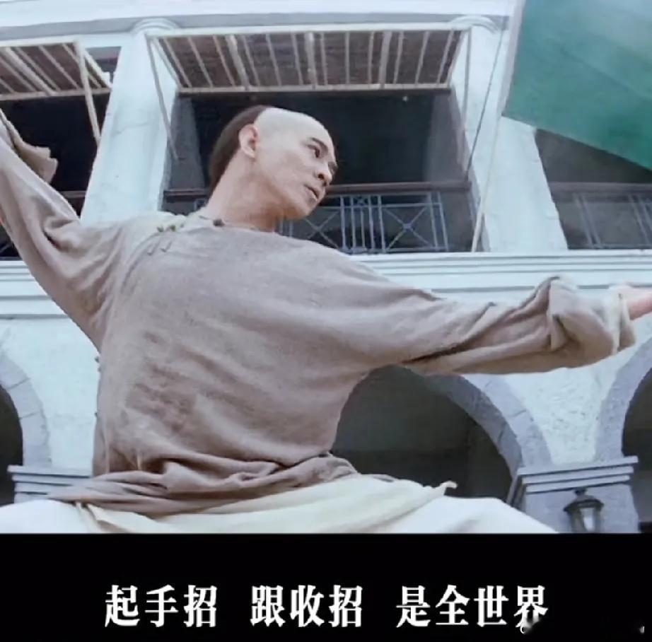 袁和平说啊，论能打，李连杰得排第一，成龙第二。王晶也提过，李连杰的起手收招，那真