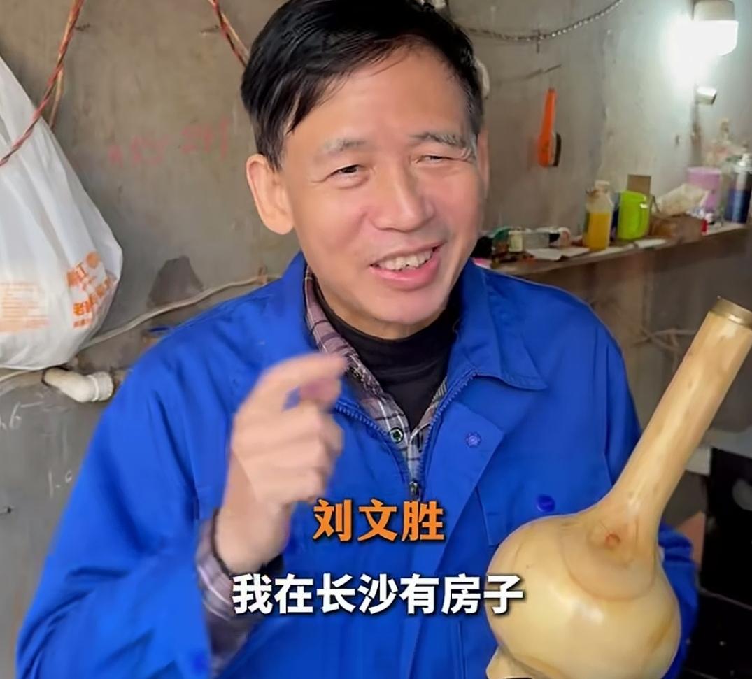 刘师傅悬赏一百万发出挑战,看来他对自己的空木瓶工艺自信满满!但是,在中国最不