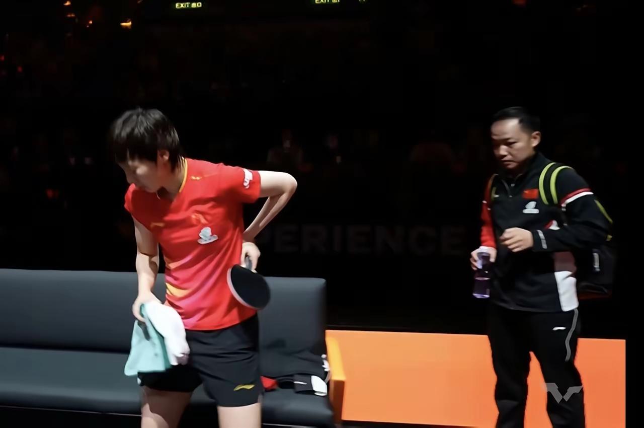 大家发现了没有，曼昱拿下张本美和之后，左手一直扶着腰部，回到休息区。看来由于张