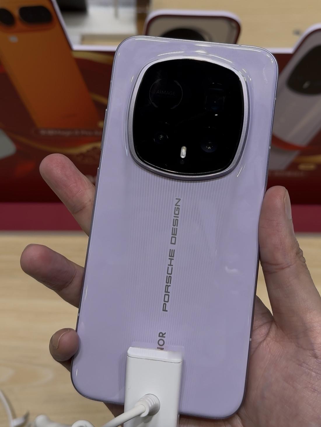 看到荣耀Magic8RSR保时捷设计真机了，还是微曲屏，背面相机DECO形状