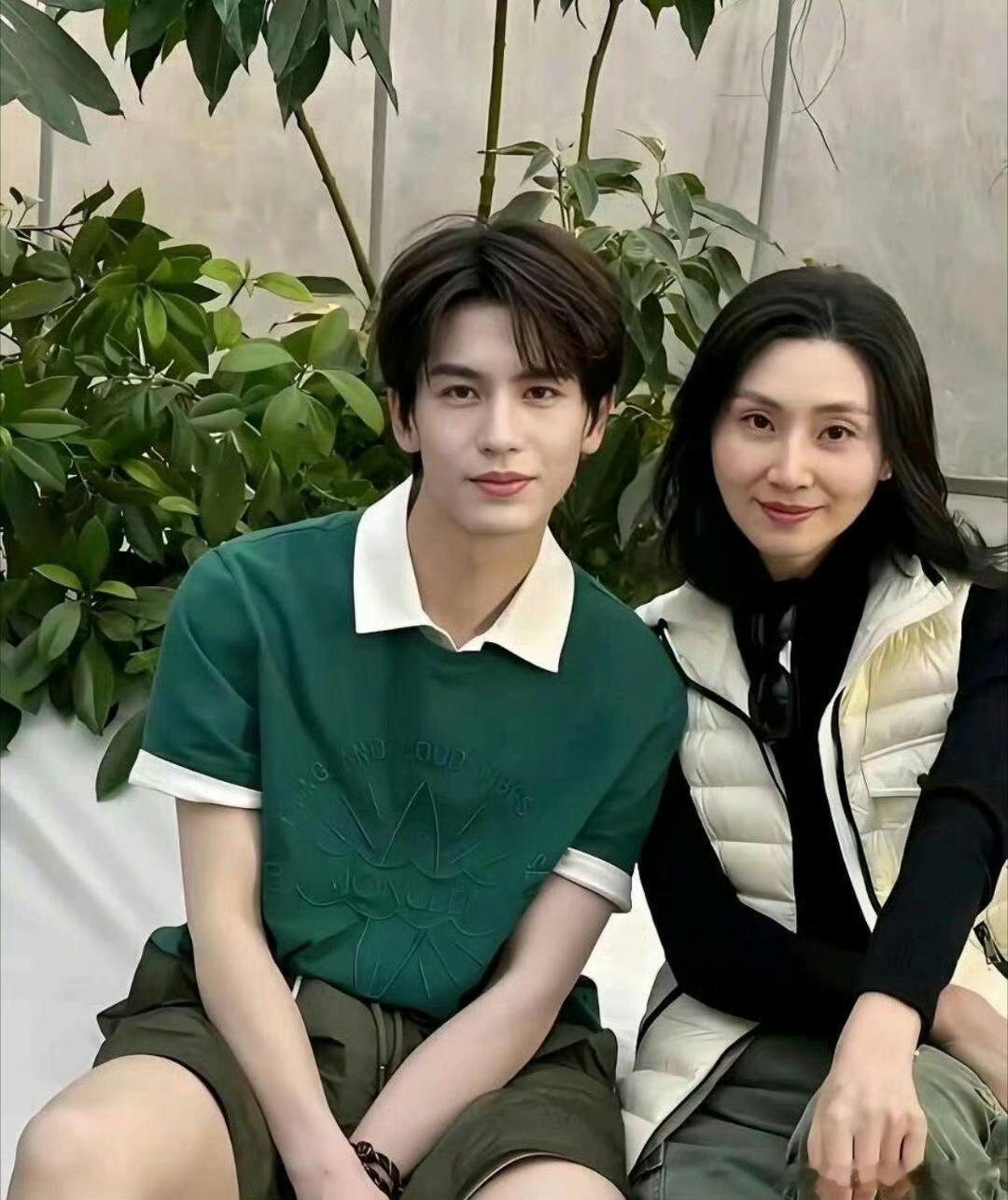 张凌赫的妈妈公开了和家人的合照张凌赫母亲在个人社交账号分享一家三口的全家福，画面