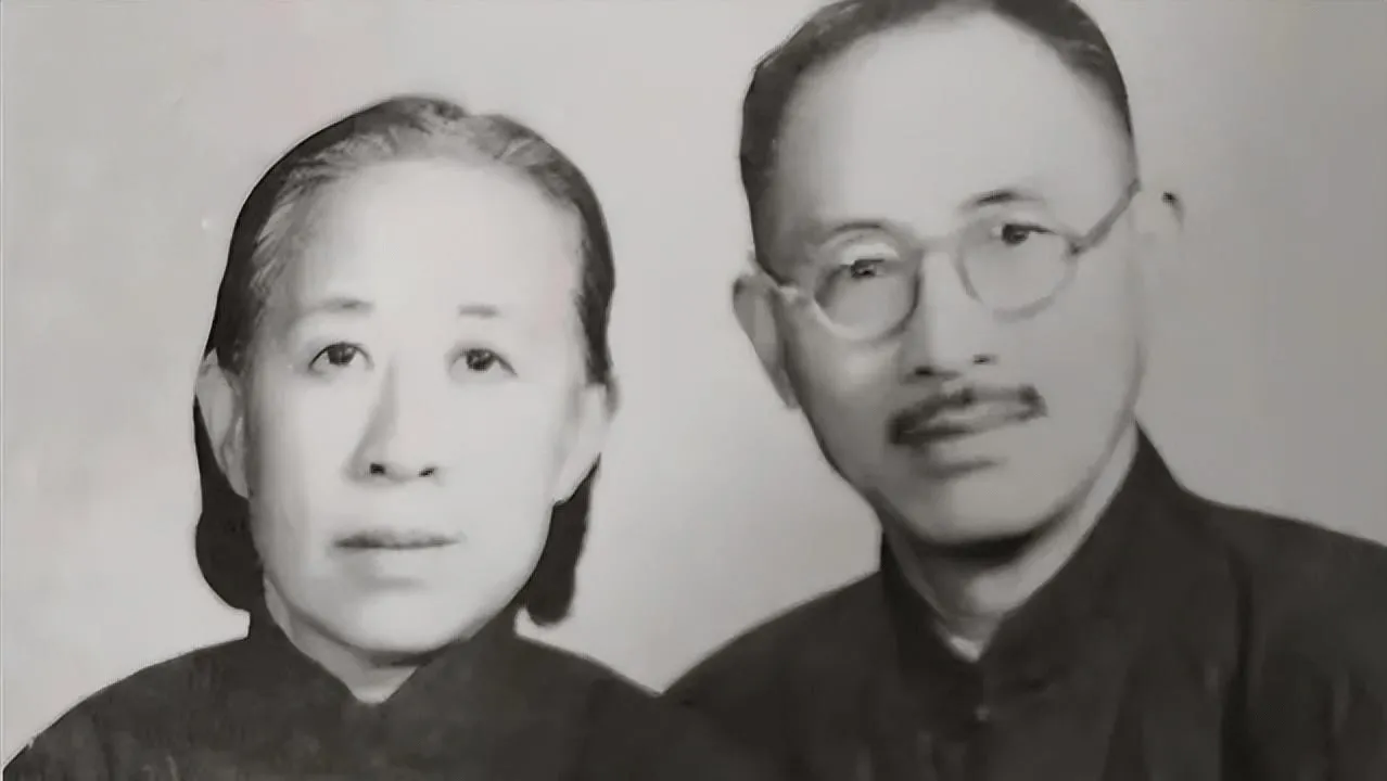 1968年，72岁朱东润被批斗，68岁妻子不堪折磨上吊自尽。朱东润抱着妻子悲痛欲