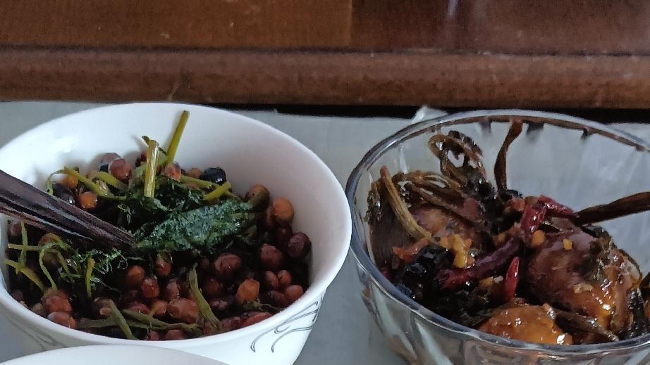 给我妈包饺子，熬点小米粥，我昨天带过来的咸菜。饺馅是我二嫂那天送来的，和我和馅