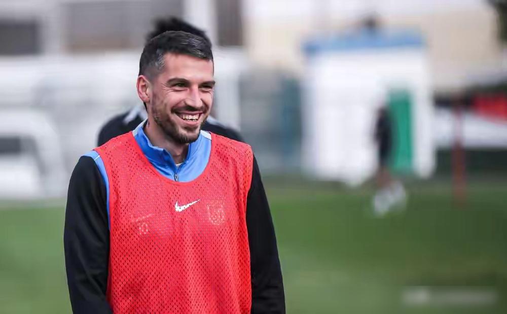 大连英博的阿利米，放着中超不踢，非要跨越8000公里去欧洲当“替补”！俱乐