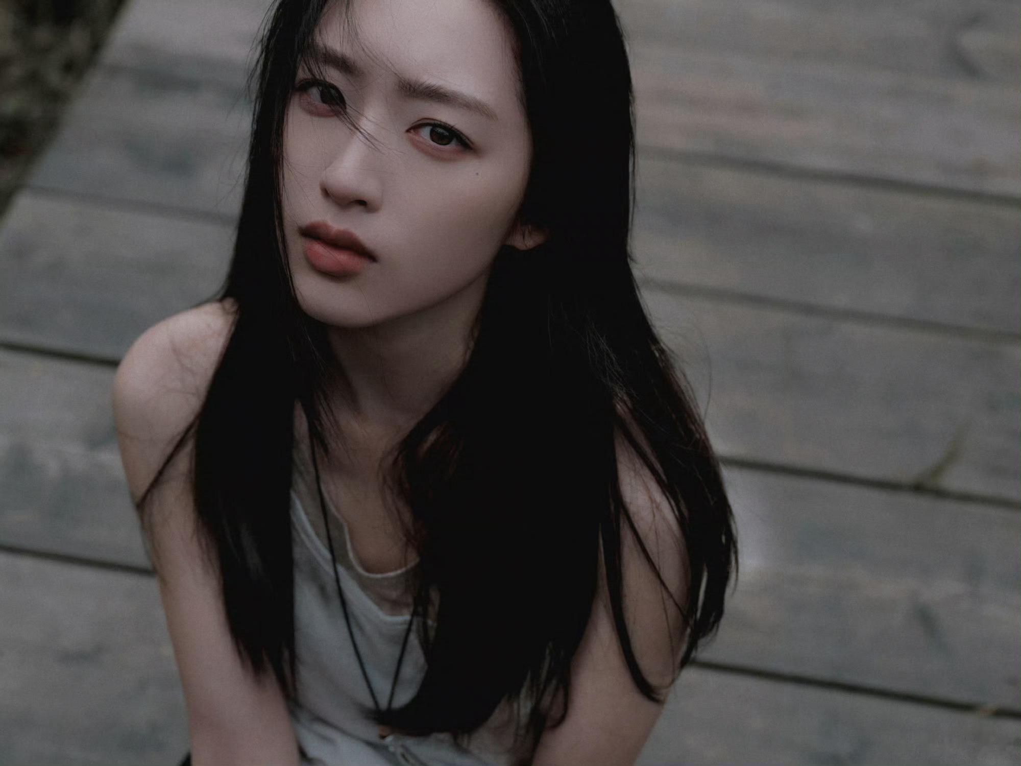 邓恩熙镜头里的故事感邓恩熙废土风废墟与铁轨交织，自带清冷破碎感的邓恩熙往那一站，