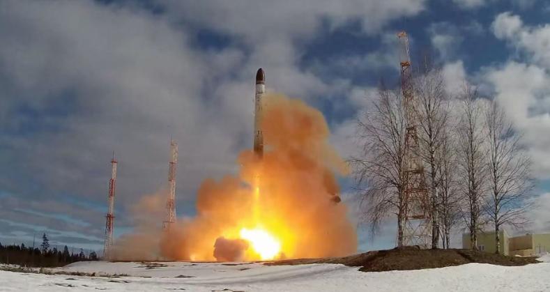 豪赌普京不敢核打击？乌军捅破天：俄洲际导弹基地深夜惊天大爆炸乌克兰军队直接把