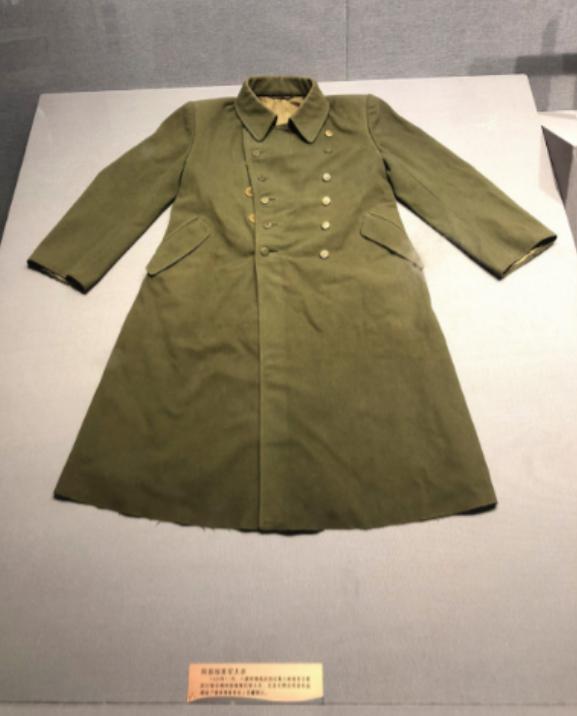 1939年，八路军连长钟茂华，在战斗中缴获了一件日本的尼子军大衣，当他走到杨成