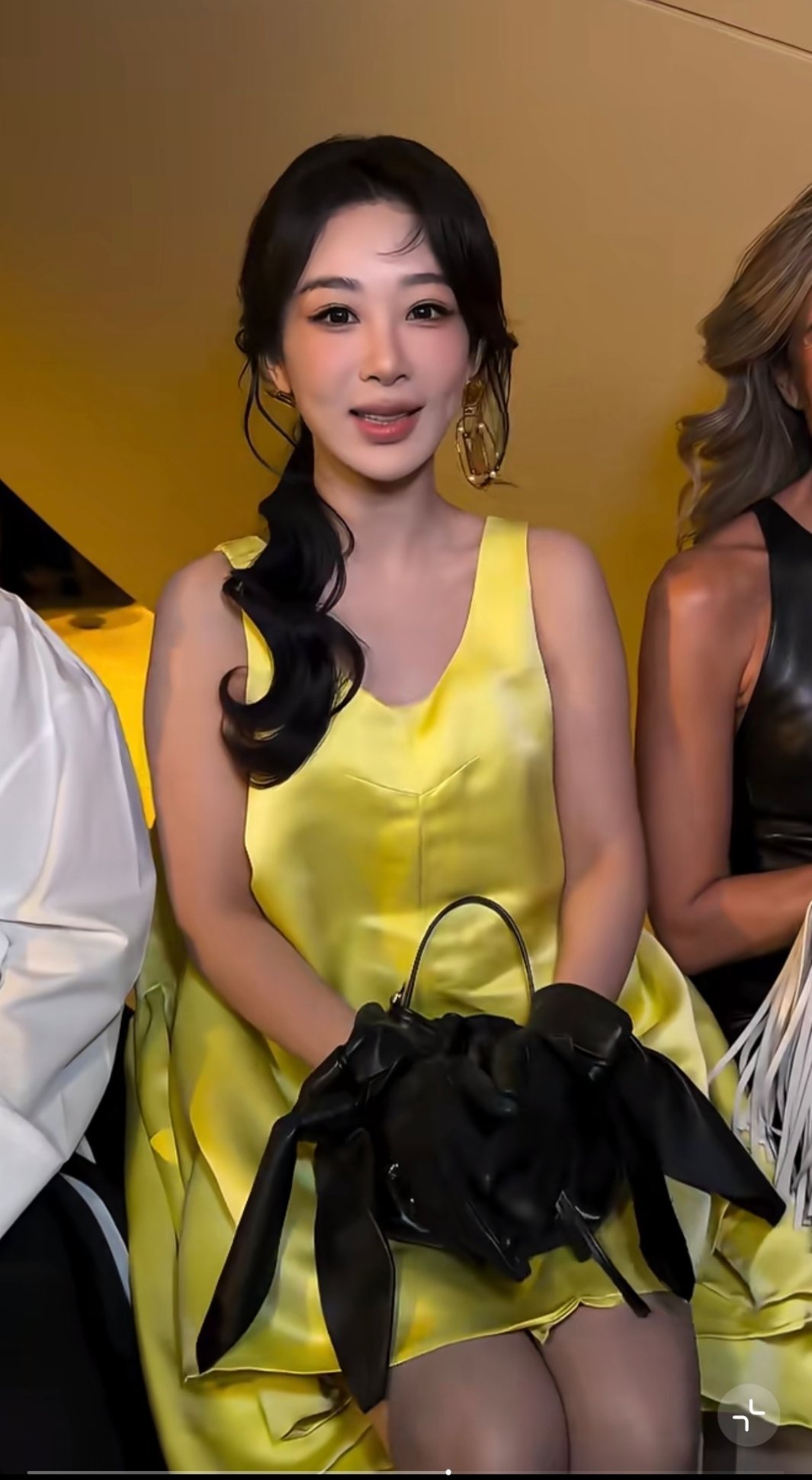 第一次意识到杨紫是个小骨架，以前看她古装剧比较壮以为是个大骨架来着，结果肩膀这么