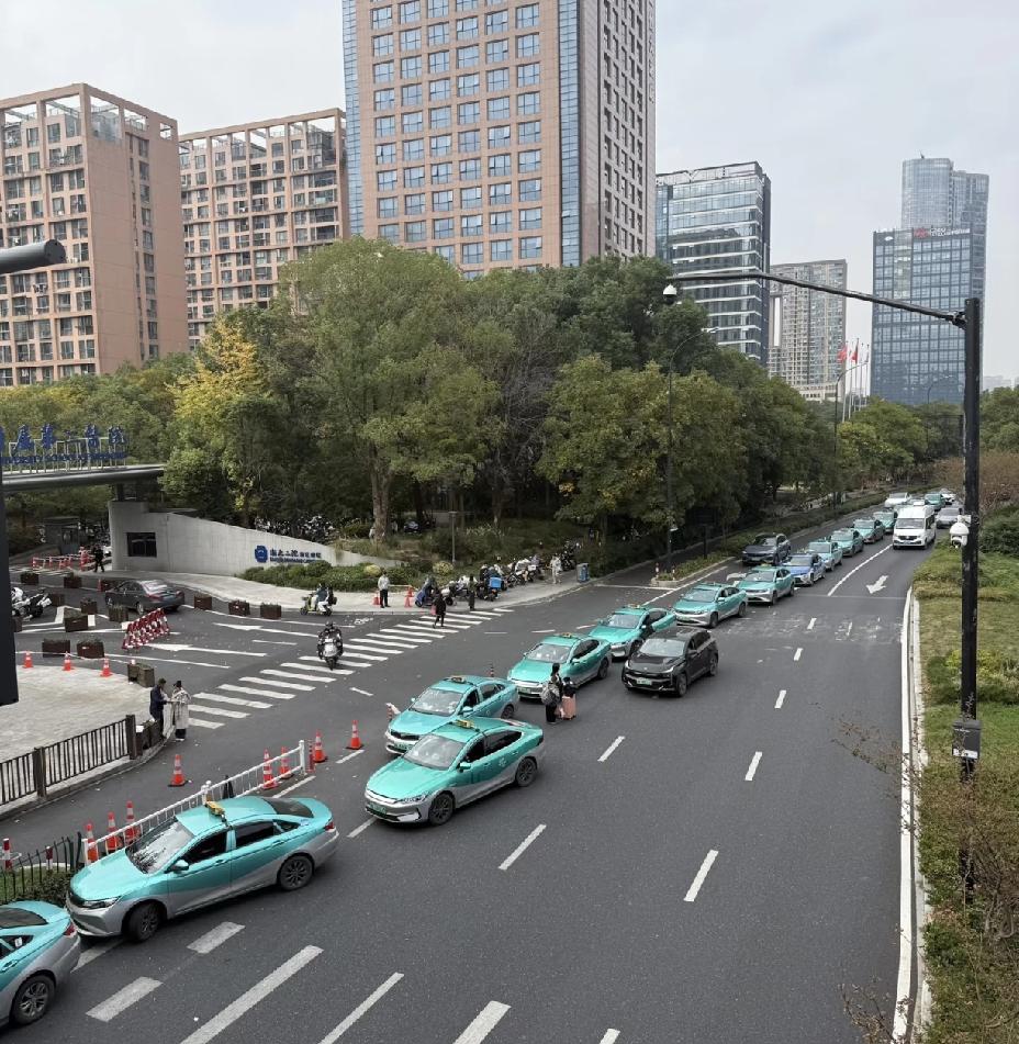 出租车22公里98元，这打的是表吗，打的是钱包啊！就算凌晨打车要加价最多也就