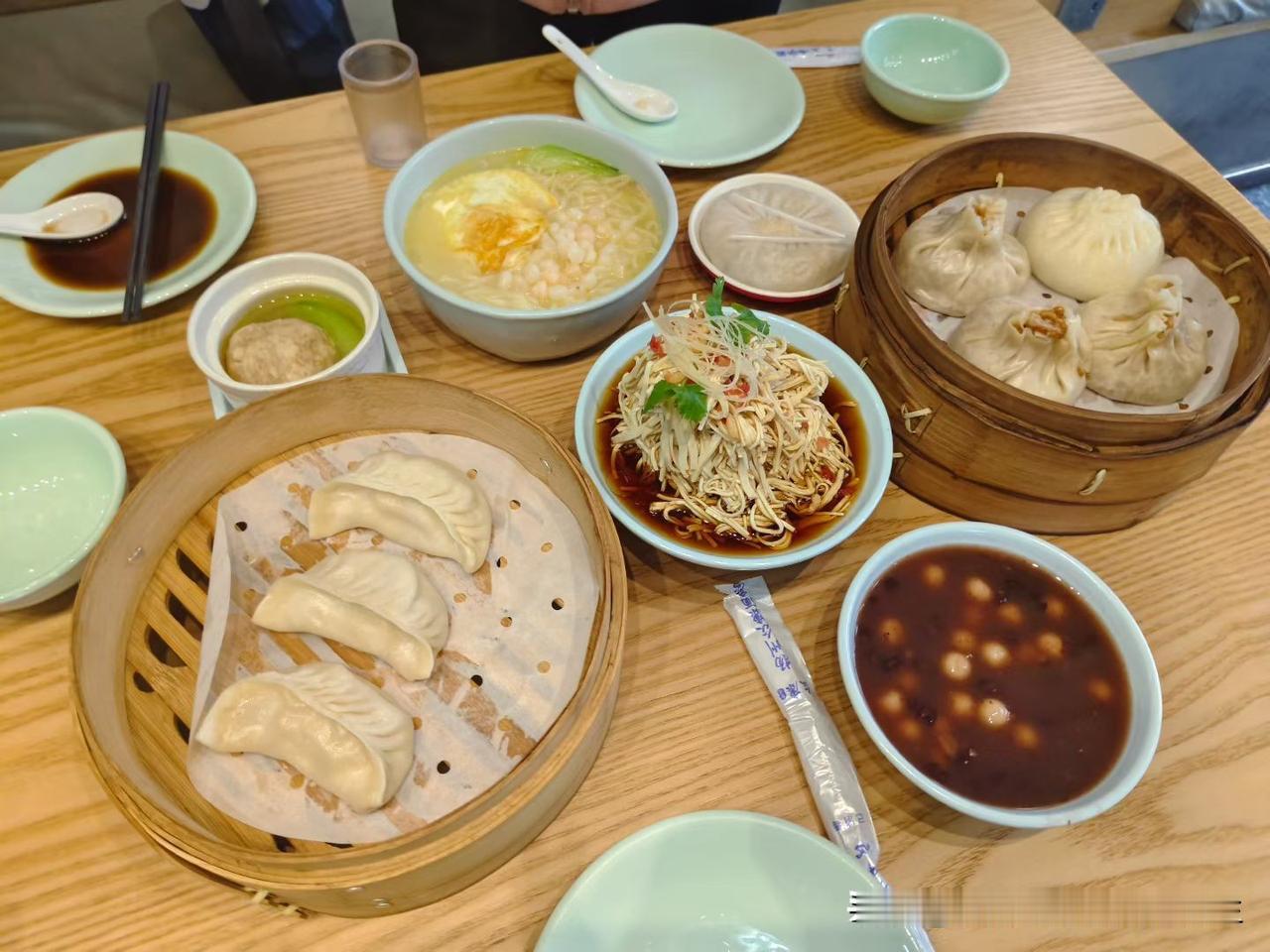 今天的午饭是在一家小饭馆里解决的。这是一家夫妻店，我经常在这里用餐，以前就是觉得
