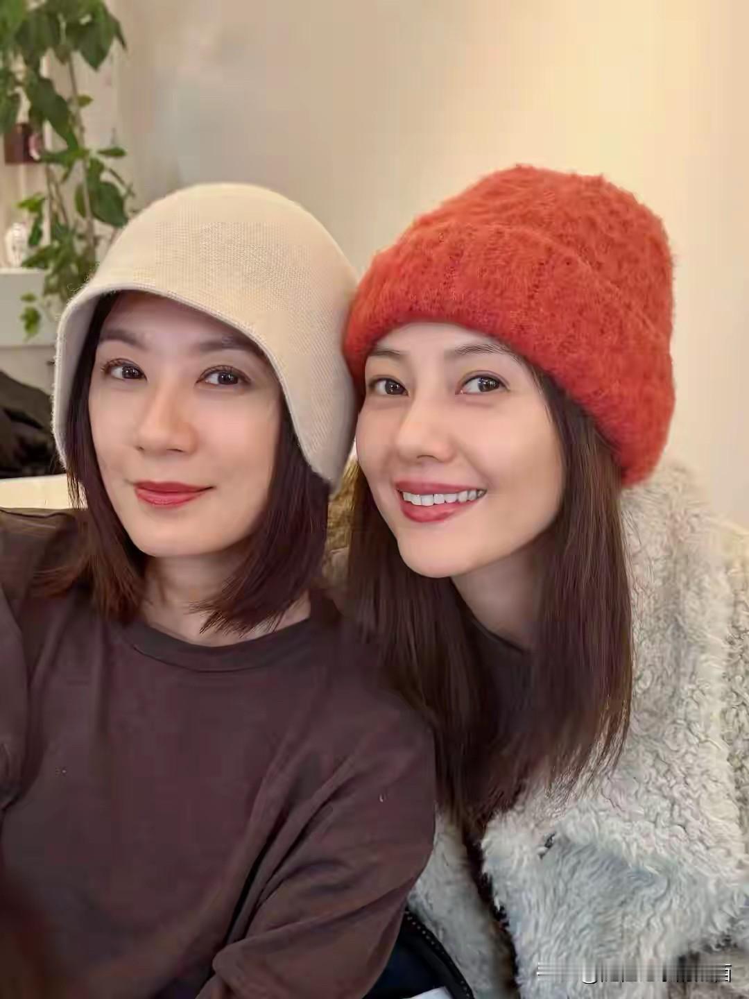 年轻的时候贾静雯是长发造型，扎着马尾，那时候她比高圆圆漂亮耐看，不过现在老了她们