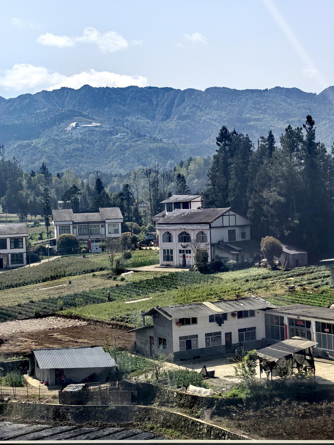 乘江轮游宜昌到重庆，旅程结束后，4月18日上午乘动车返回宜昌。附图是在车上拍的，