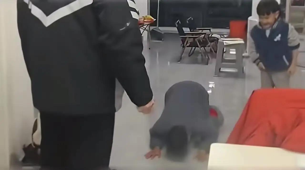 看哭了！安徽icon，一男子除夕夜icon晚饭后并没有在家陪妻儿，而是独自出门跑