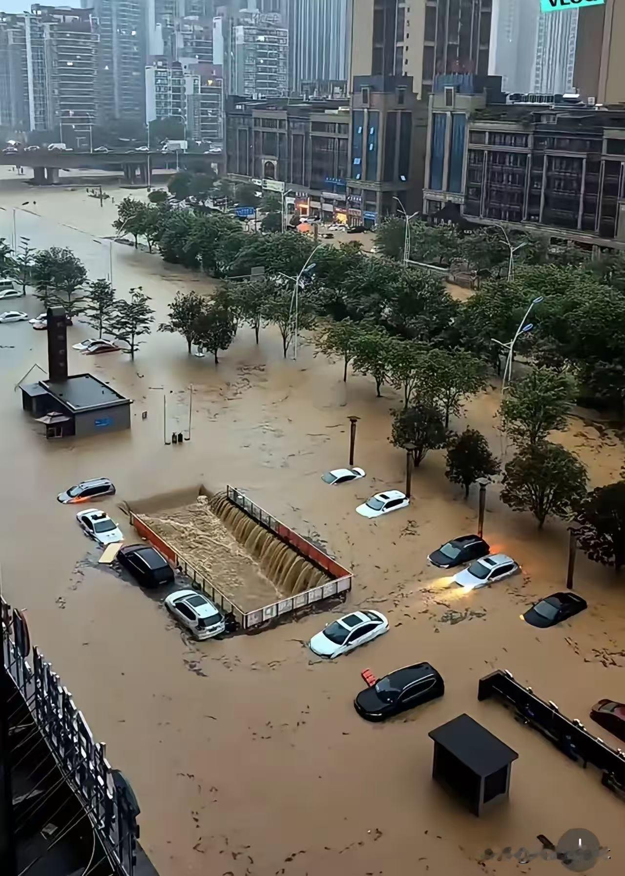 最让人担心的事还是发生了。台风"美莎克"在广西赖了两天，暴雨直接把这些城市泡