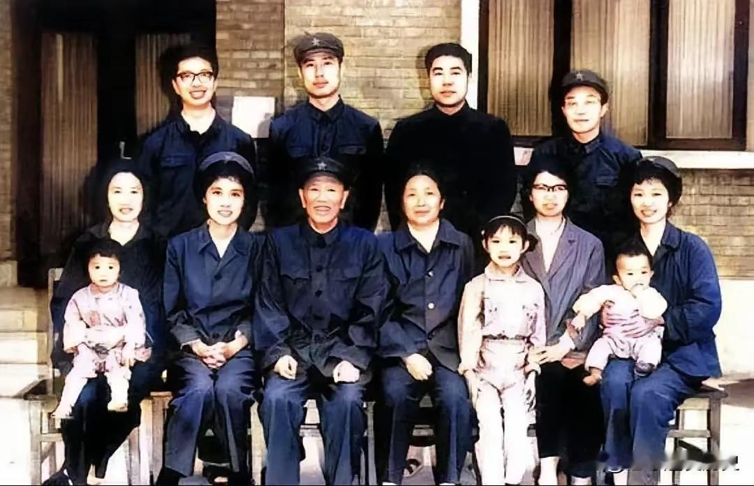 这是开国上将邓华将军一张珍贵的全家福。照片里，邓华端坐在中央，神情和蔼而从容，
