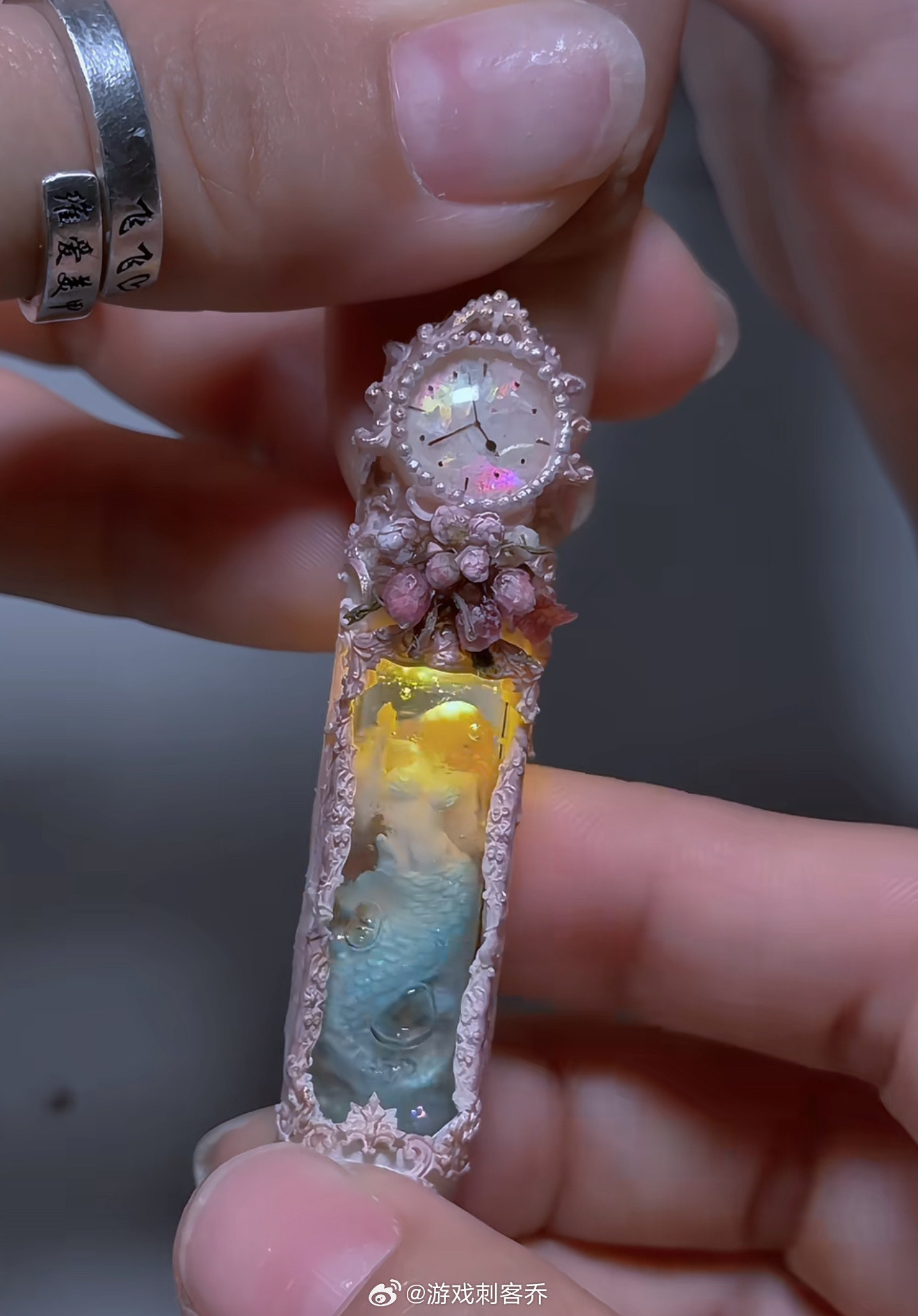 你们美甲圈这是要考博吗上一秒：哪有网友说得这么夸张，美甲顶多就是精致一点罢了！下