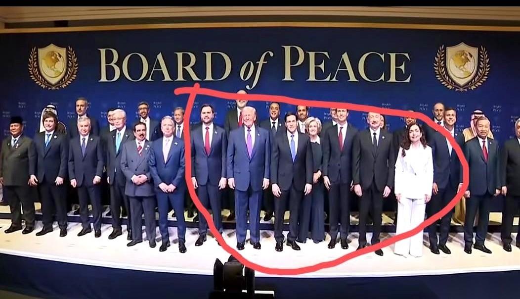 一张照片，让美国“和平委员会”的第一次会议，成了个国际笑话。会开完了，大家站好