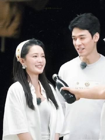 龚俊李沁牵手这段好嗑龚俊学李沁低头的样子太可爱了，在滑梯边早早伸手接住李沁，两