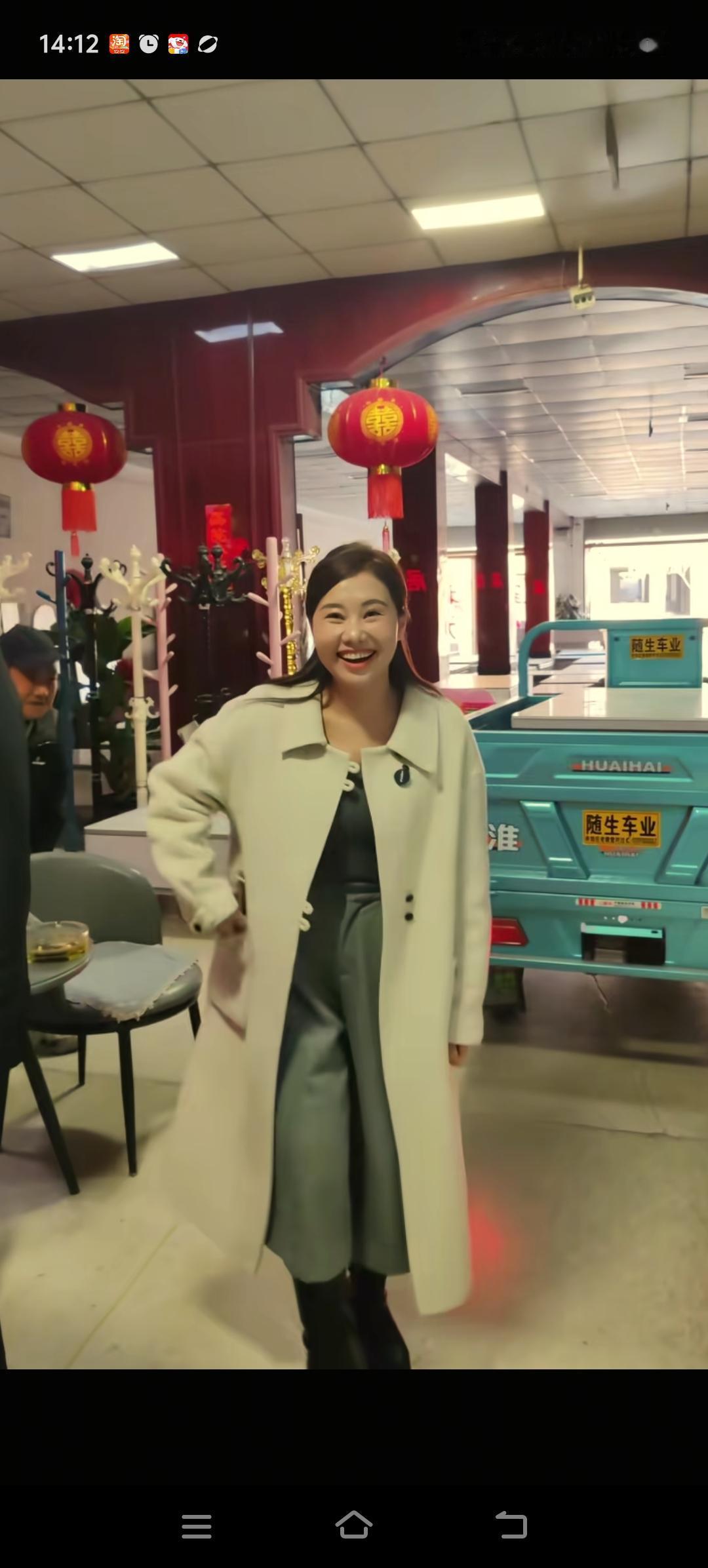 杨妞花为养父更换茶几，她与养父和阿姨一同前往家居市场。杨妞花的阿姨拍摄视频时说道