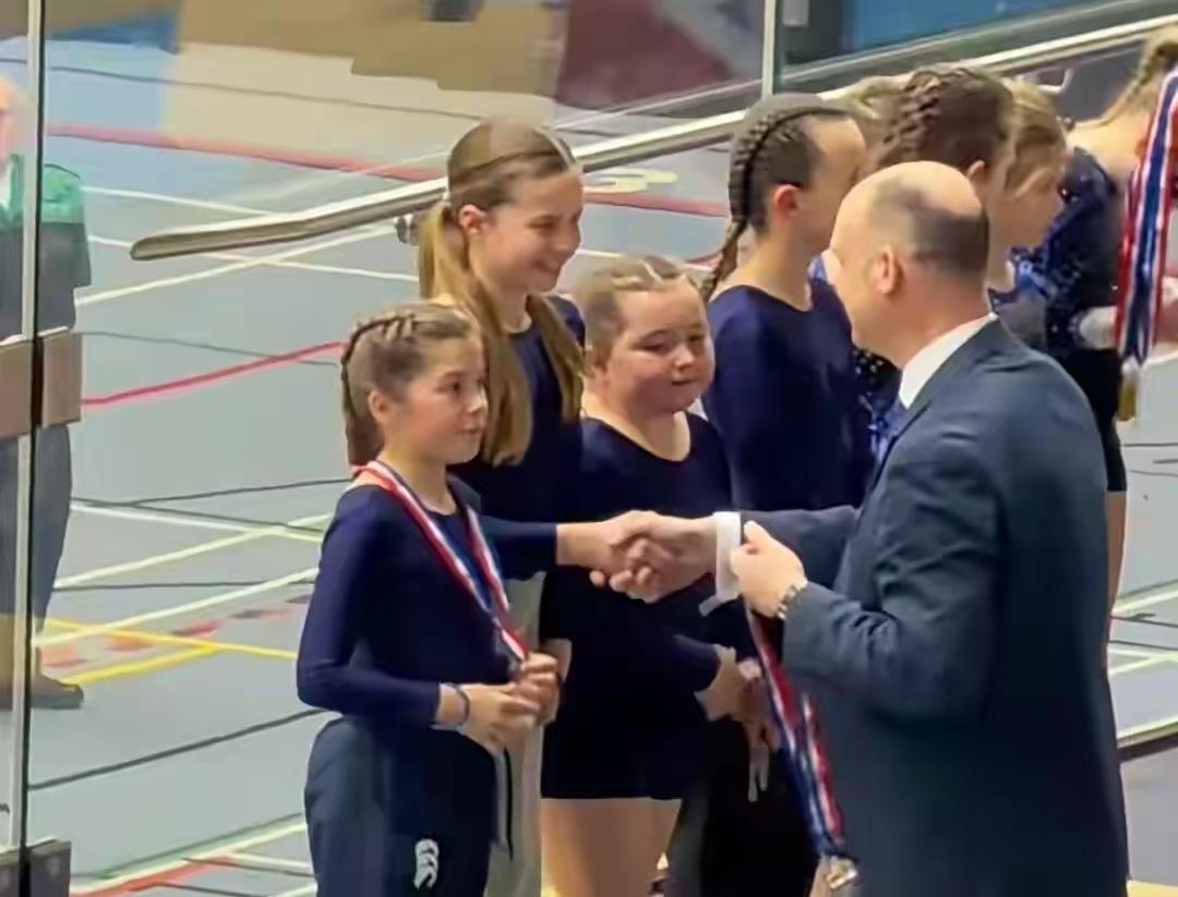 不愧是夏洛特，越来越有皇家公主的范了！就算在普通人群中，夏洛特永远也是最为出彩