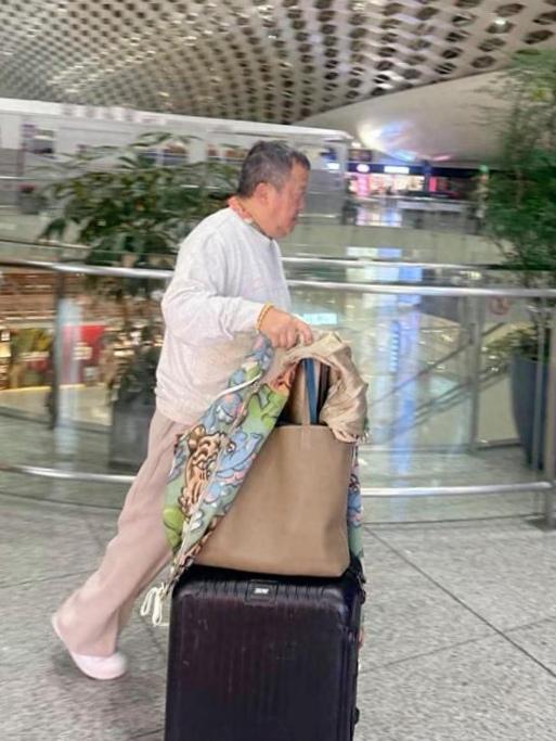 72岁的曾志伟在深圳机场被拍，一个人拖着行李箱，矮胖的身影在人群里挺显眼。