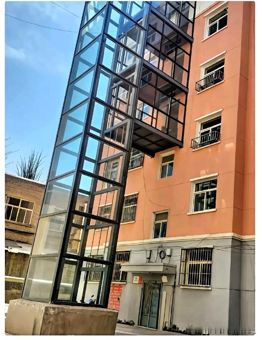 老小区加装电梯，我家住2楼没掏一分钱，结果电梯装好的第3天我凑过去瞅，才发现二楼