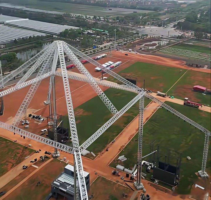 刚开始以为只是两个眼睛，网友拍到这么多个三角形柱体难怪说损失那么多个亿。如果不制
