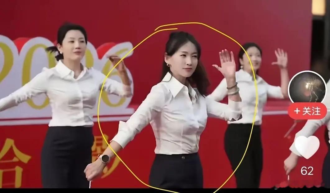 秦主任不是火在年轻漂亮，是自带的体制内、央、国企科级干部的气场，就算是她本人换了