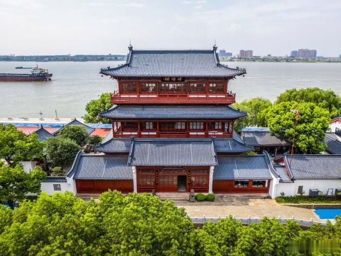 九江的浔阳楼，因为《水浒传》出名。宋江题反诗的地方。楼不大，但站在楼上长江看得清楚。现在的长江上船来