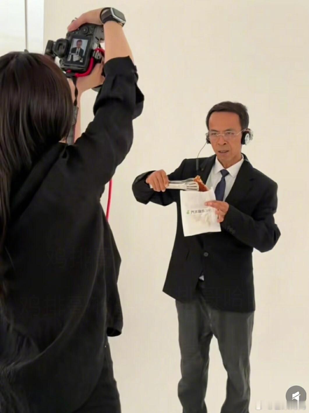 鸡排哥定妆照鸡排哥的定妆照出图了,有种“我敢给你敢吃吗”的即视感,鸡排哥变鸡排霸