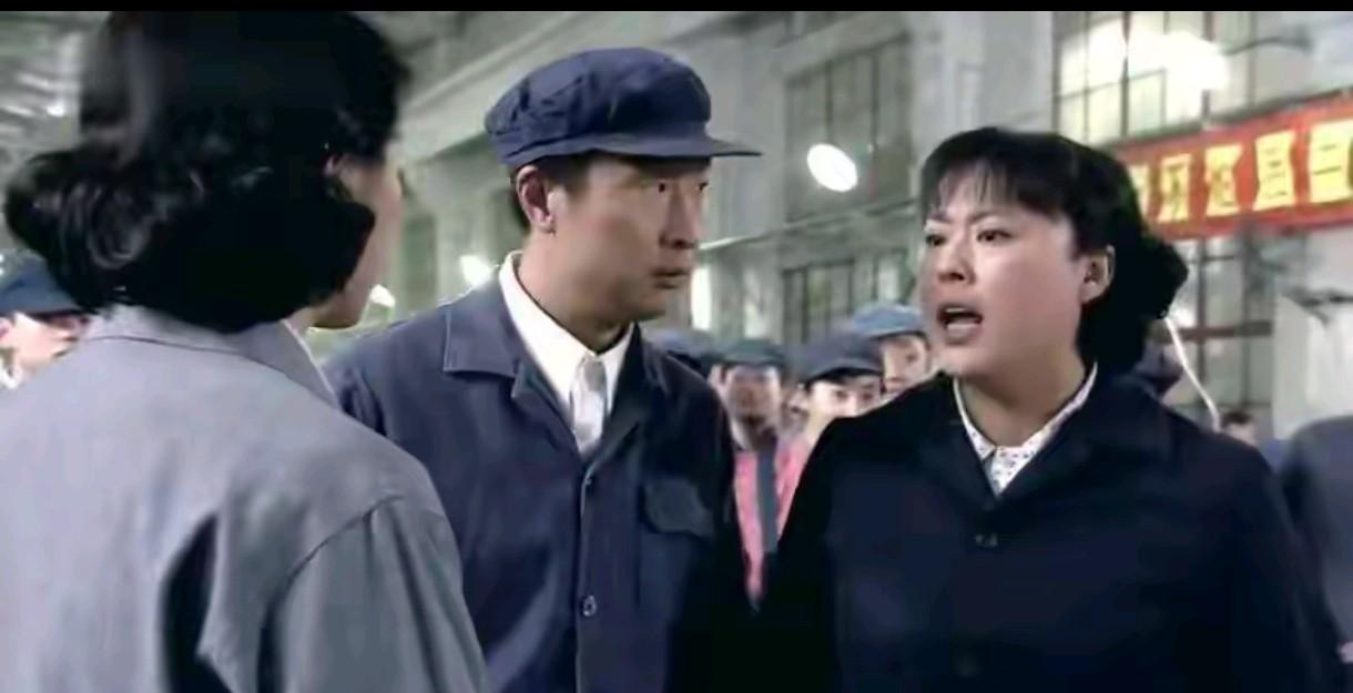 李雪琴刚在《好好生活》露脸，弹幕直接刷满“大庄媳妇回来了”！你瞅她往沙发上一瘫