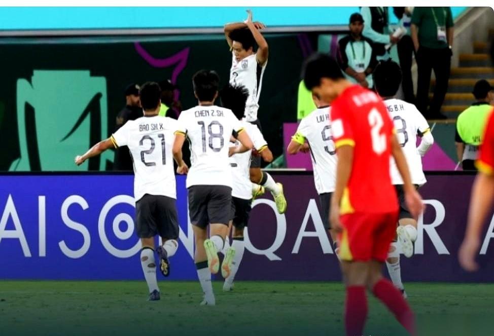 3:0。我第一眼看到比分，揉了揉眼睛，还以为是自己熬夜看花了。越南啊，那可是