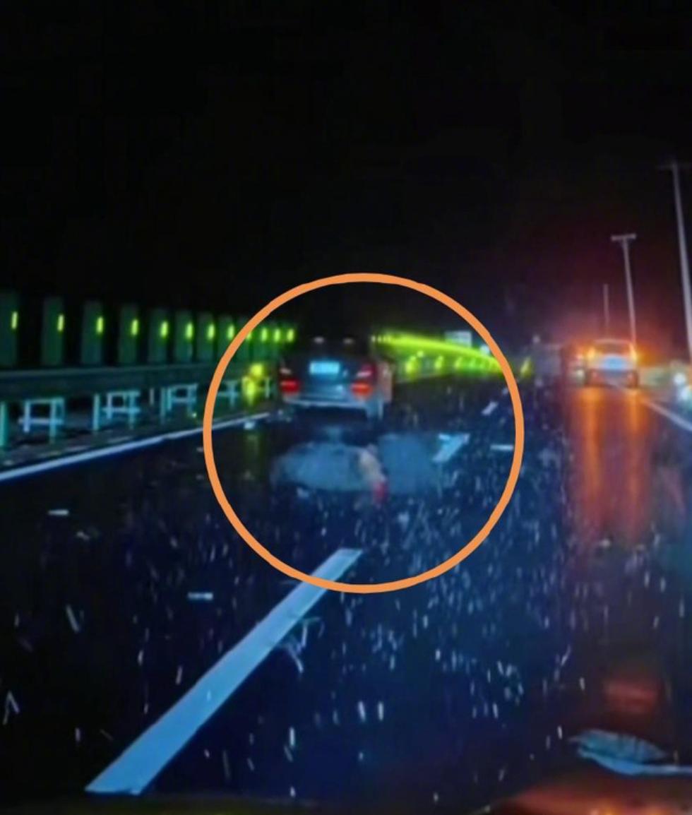 11月1日，一女子开车行驶在吉林省白山市松江河至二道白河环山县国道上，突然一头