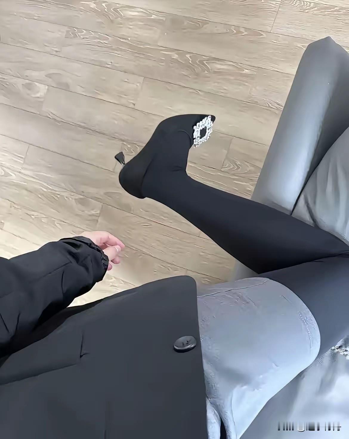 办公室单身女同事今天穿的特别漂亮，小西装短裙加黑丝着实让人眼前一亮。早上挎着小