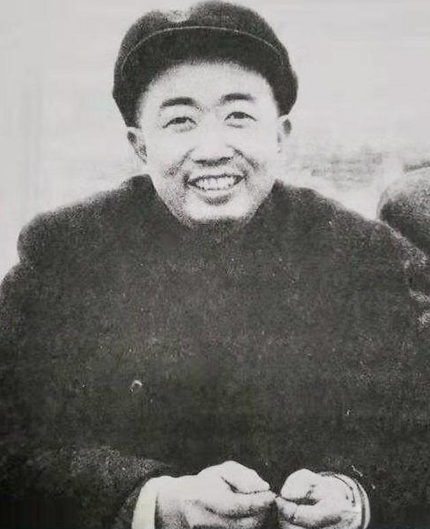 1952年，朝鲜战场上，紧张的气氛弥漫四周，一场震撼人心的抓捕行动悄然展开。当志