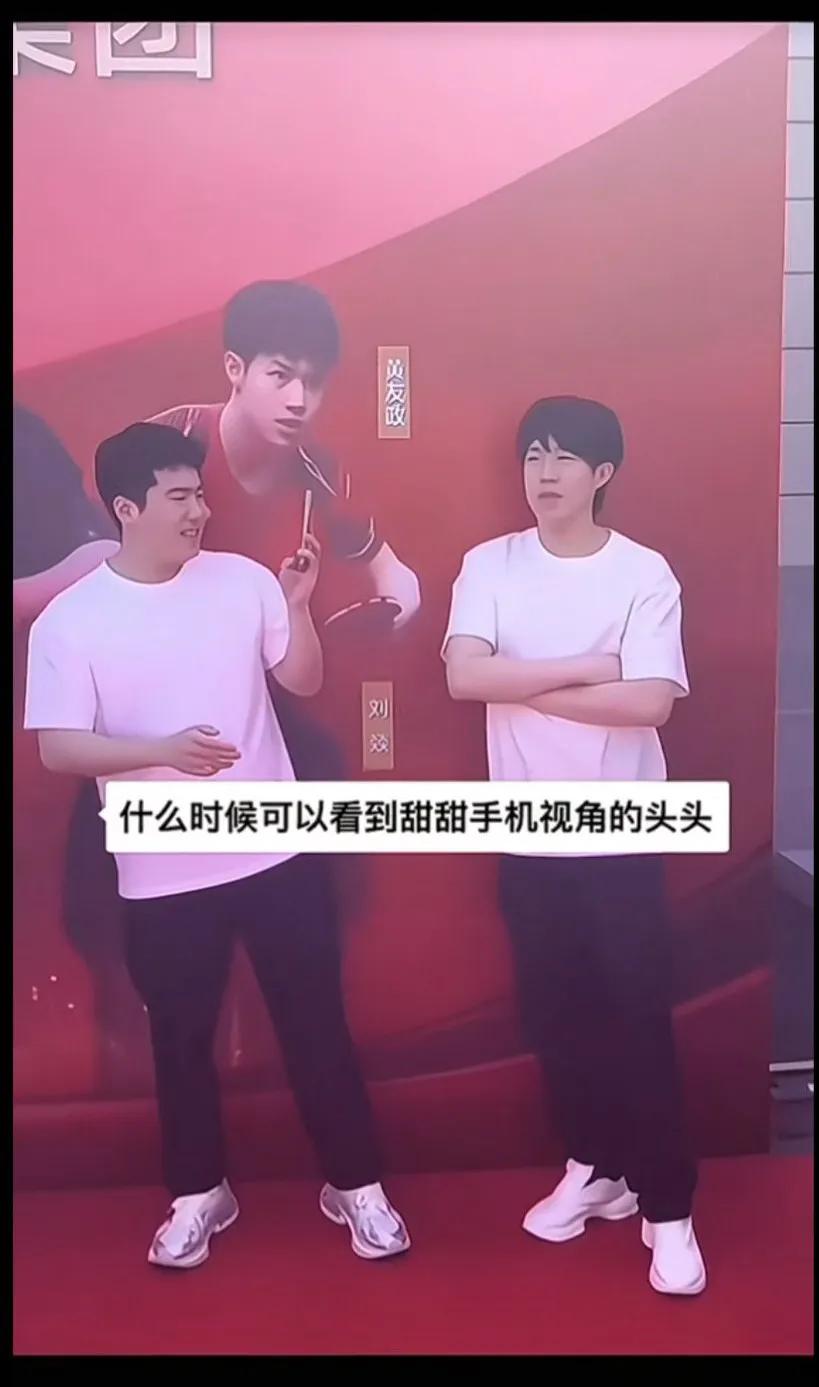甜甜这表情，咋还呲牙咧嘴的拽拽弟就得哥哥治他[微笑]甜甜啊，手机怼那么近拍，
