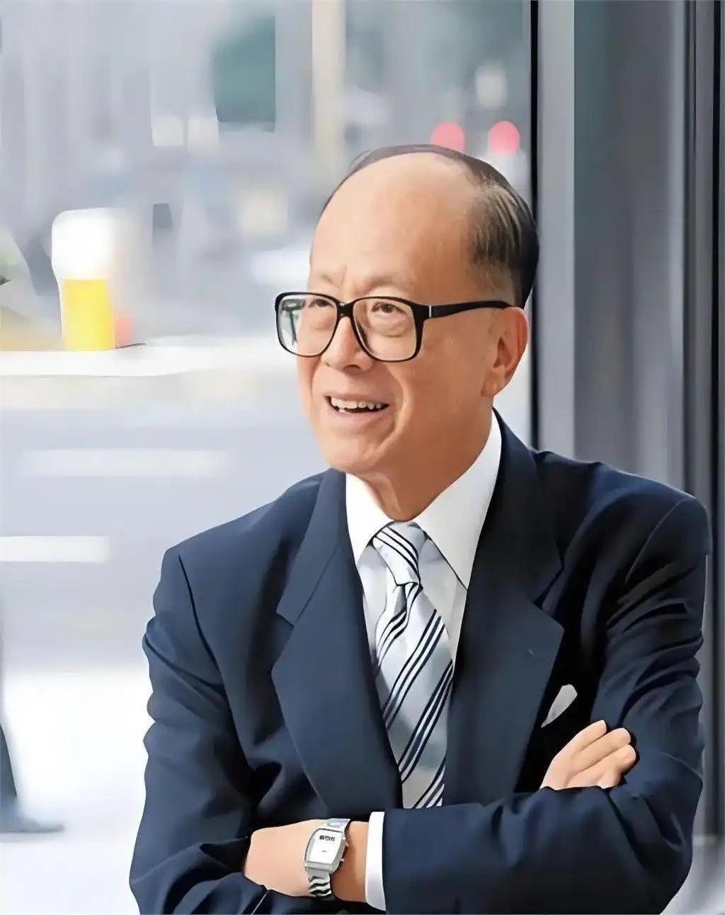 总感觉不对劲，李嘉诚都97岁的人了，白发、皱纹、肌肉萎缩这些迟暮老人该有的特征，