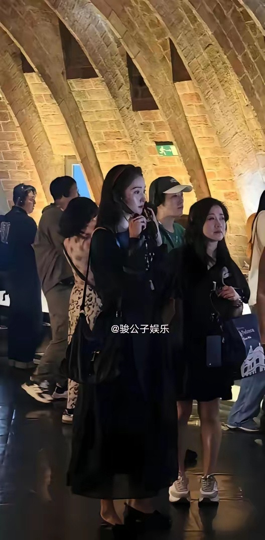 29岁关晓彤带妈妈现身巴塞罗那旅游被偶遇，母亲比她矮一头，皮肤白皙，气质出众。