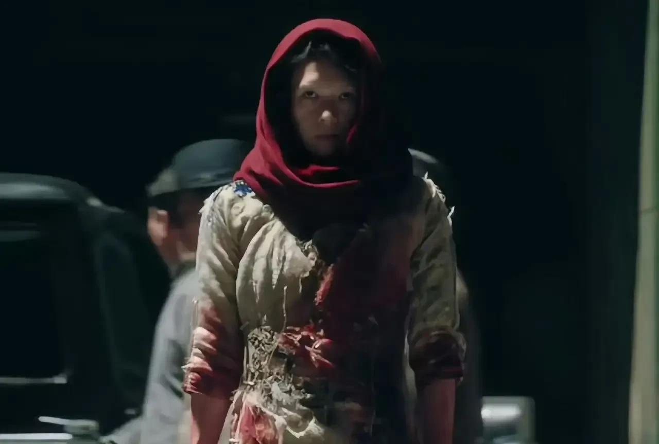 章子怡真的引起了观众的不适，不是剧情而是她的妆容和眼神，真的让人毛骨悚然。章子