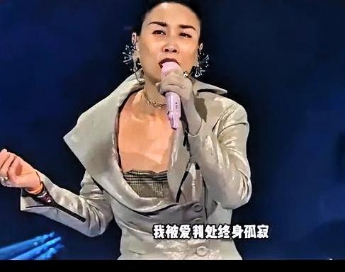那英澳门演唱会正嗨，一声小孩尖叫划破全场。她把话筒一停，喊了一句。正嗨着呢，