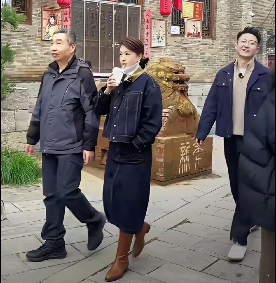 46岁前央视主持人张蕾出游状态超绝，高挑时髦、气色红润显年轻，比在央视时更有气派