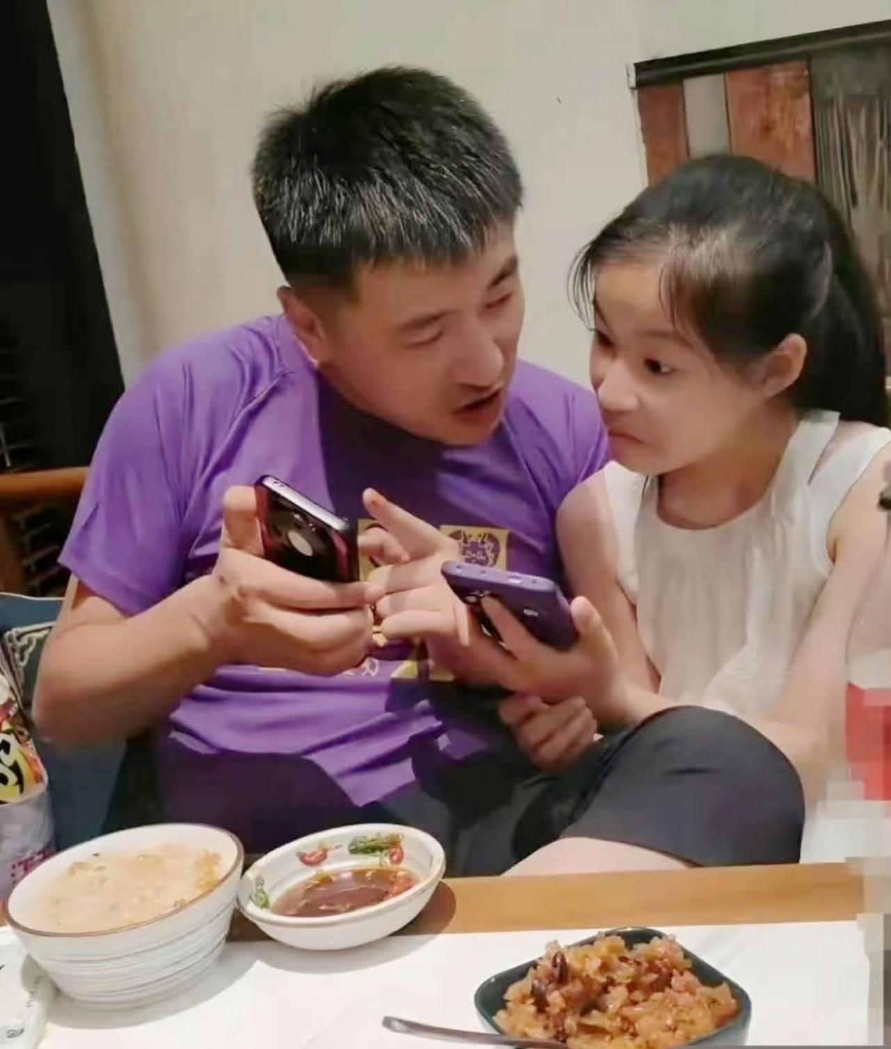 我想最遗憾的是他为那么多别人家的孩子看志愿，选学校，却没能为自己的女儿在高考的时