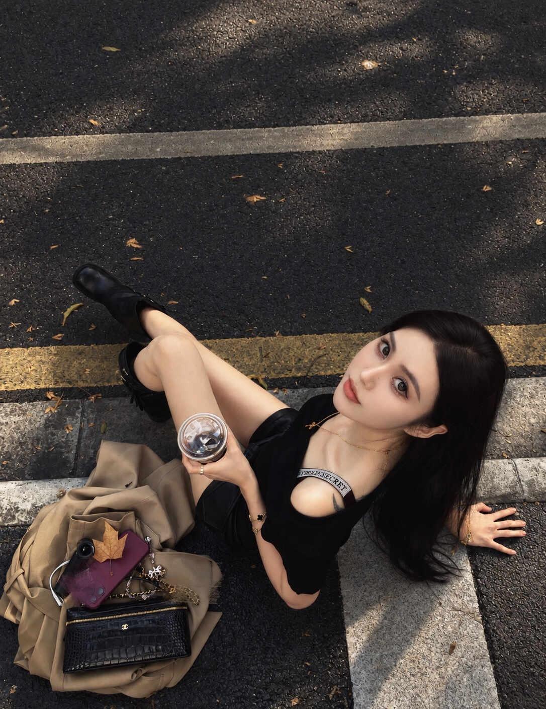 南京陪拍｜秋天的颐和路可以这样拍🍂风衣和秋天的颐和路真的好配啊赶着傍晚最后