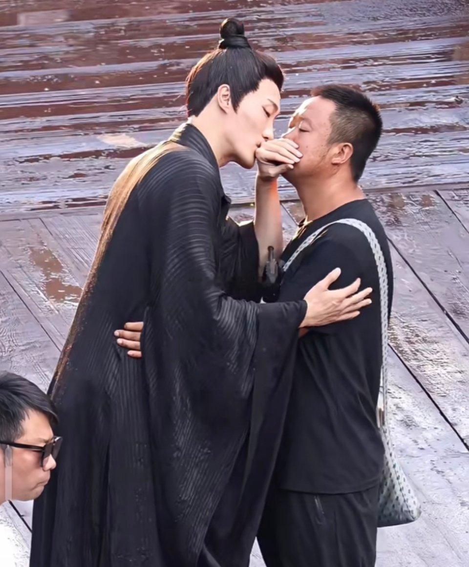 男演员长得也不差呀，导演表情一脸嫌弃，女演员都不敢上场和他拍吻戏。
