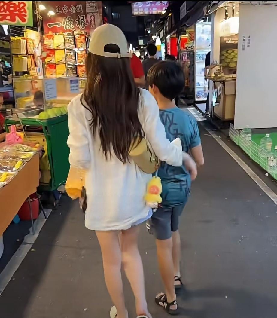 马筱梅真是个不错媳妇和后妈，他没有因为自己有了宝宝就怠慢玥儿和霖儿！相反，马