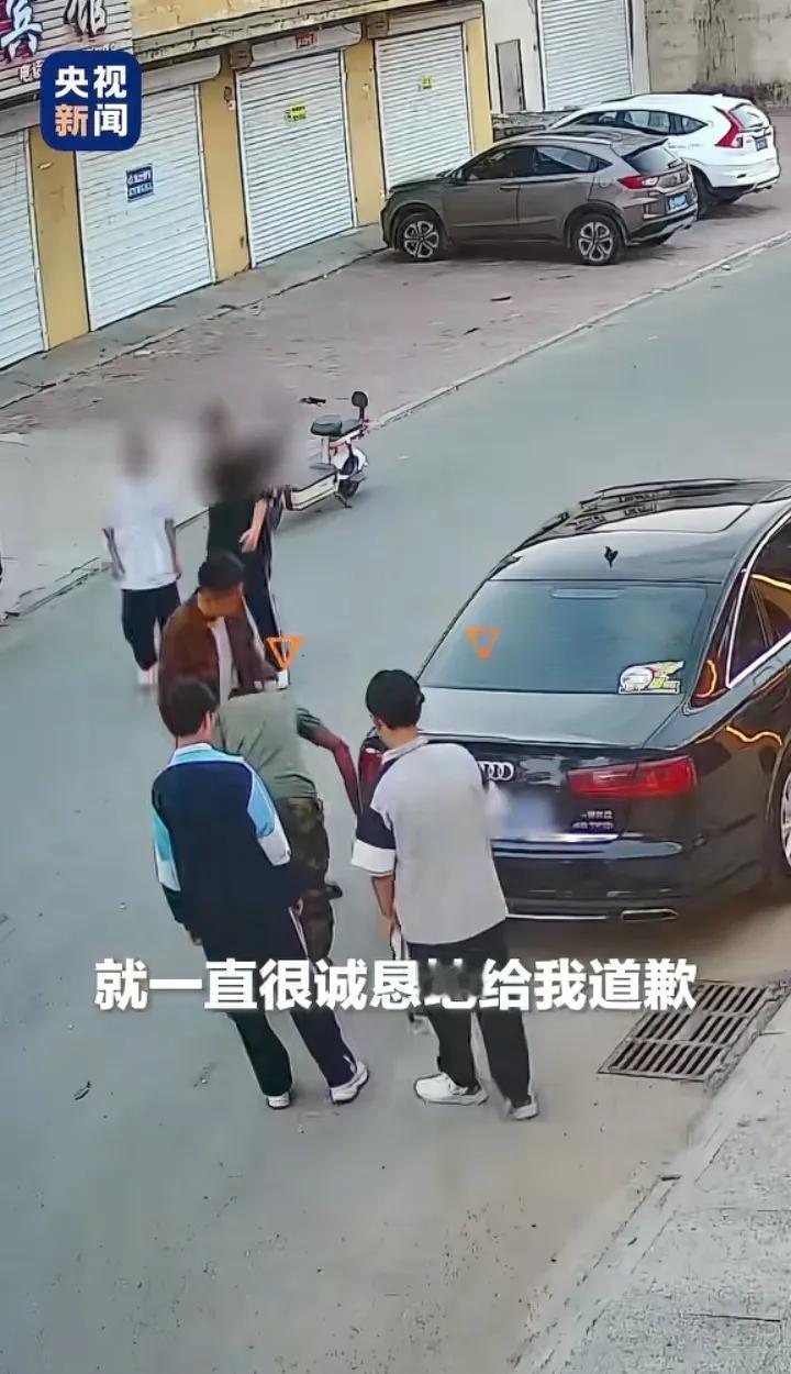 这下好了全国人民都知道了哈尔滨几名中学生骑行时，一名学生骑电动车不慎刮到路