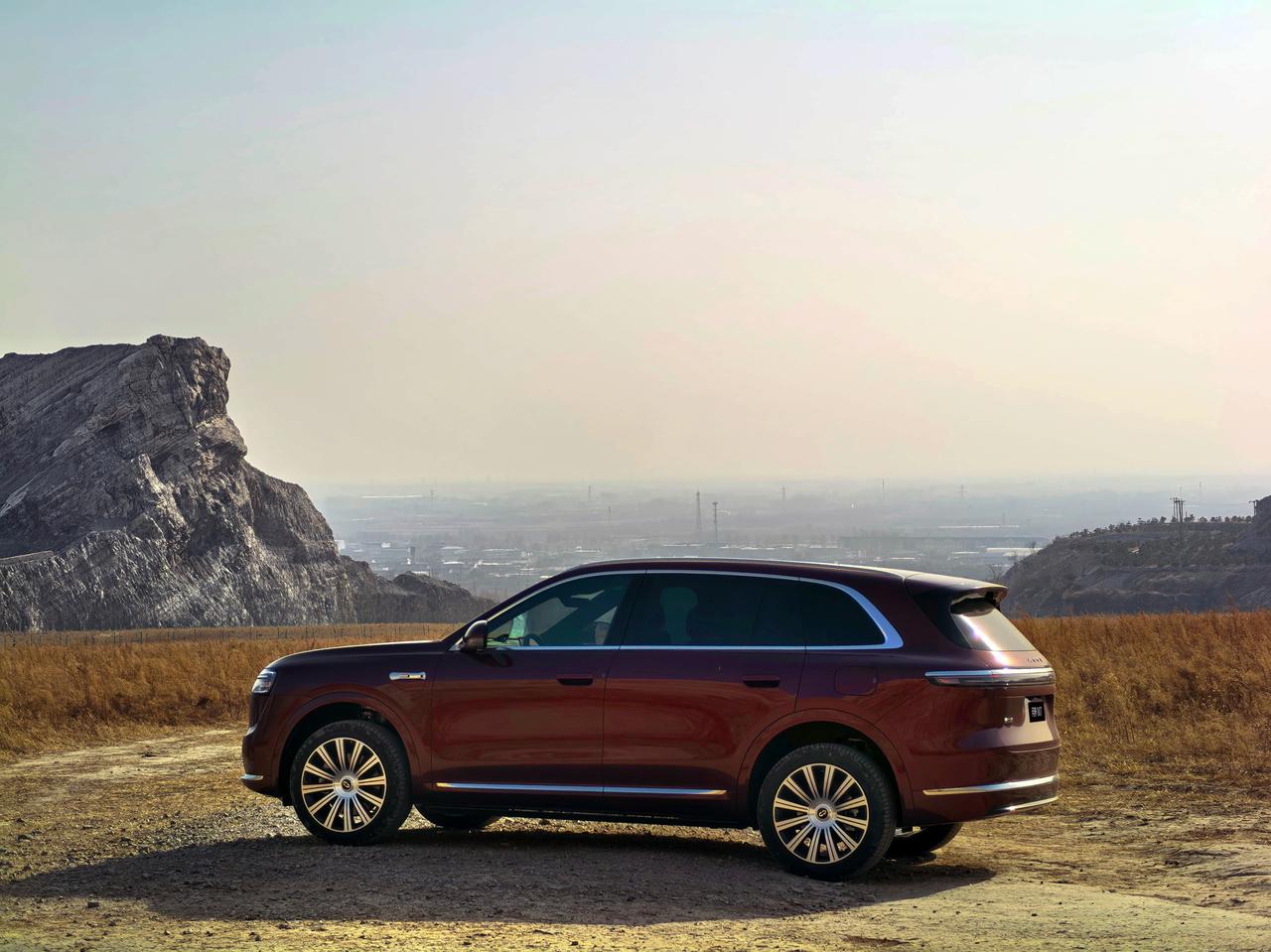 寒冬出门，开全新问界M7省心到家以前冬天开车，最痛苦的就是坐进驾驶位那几分钟，