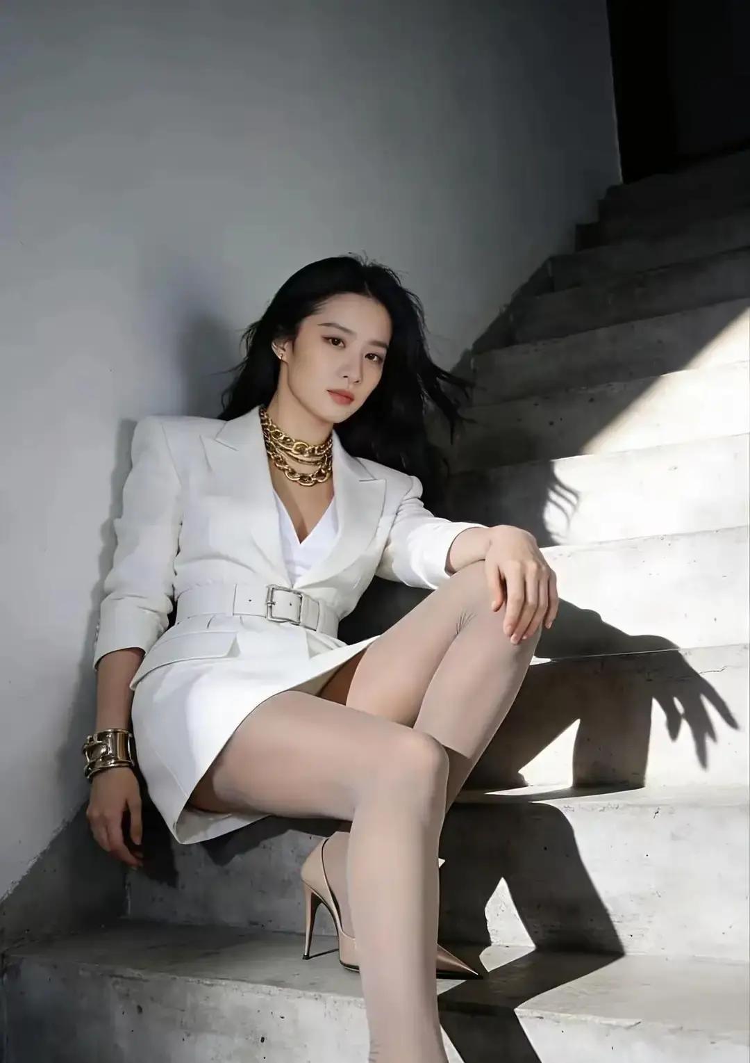 刘亦菲拒演《梦华录2》的消息一出，全网炸了：原来顶流也能说“不”。她嫌续集