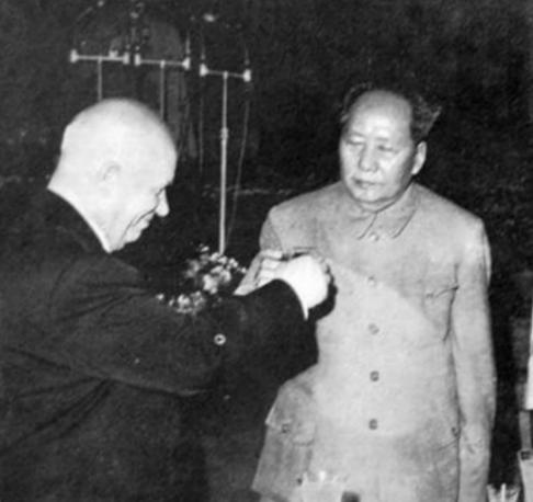 1958年，毛主席当面怒骂赫鲁晓夫，还瞪了他一眼，赫鲁晓夫问翻译：“毛泽东刚才是