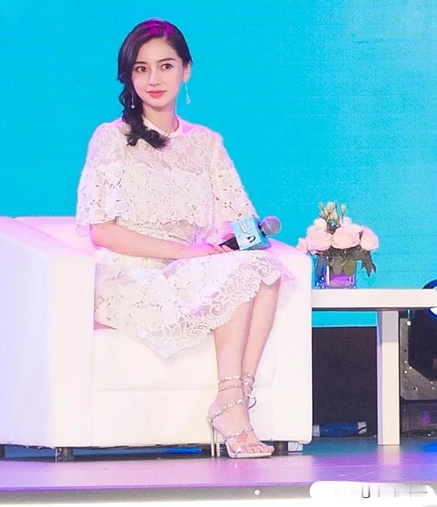 杨颖这小脚丫子真是美的令人心动。